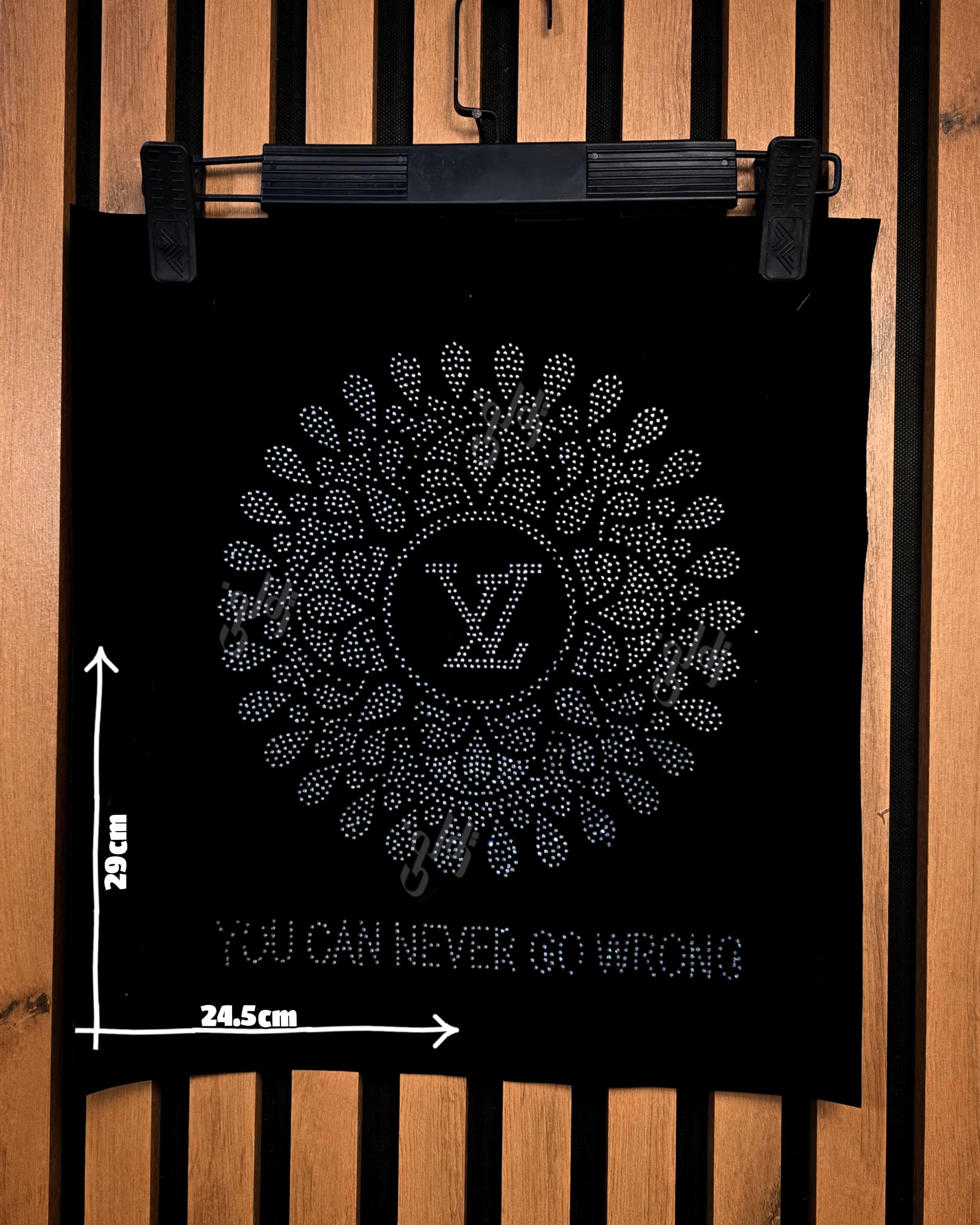 IMG-20251201-WA0121 جزئیات طراحی دایره ای پنل نگین حرارتی لویی ویتون