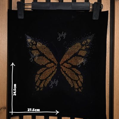 طرح پروانه رنگی روی پیش سینه لباس دخترانه شاد