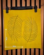 نمای نزدیک از نگین های پنل حرارتی برگ دوتایی روی پارچه