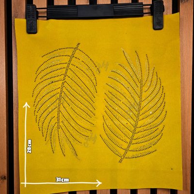 نمای نزدیک از نگین های پنل حرارتی برگ دوتایی روی پارچه
