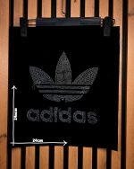 نمای نزدیک پنل حرارتی نگین آدیداس روی پارچه