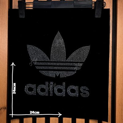 نمای نزدیک پنل حرارتی نگین آدیداس روی پارچه